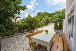 Outdoor dining - Charming apartment just 650 metres from the beach with sea views, BBQ area, private parking (Novi Vinodolski)