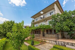 Exterior - Charming apartment just 650 metres from the beach with sea views, BBQ area, private parking (Novi Vinodolski)
