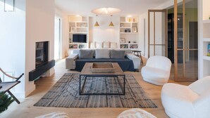 A modern living room with a sofa, coffee table, and bookshelves. - Spacious villa in quiet area with garden and Wi-Fi in Le Touquet (Le Touquet-Paris-Plage)
