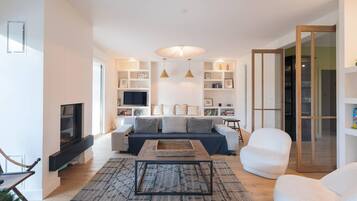 Televisie en een open haard