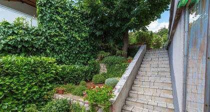 Charming apartment just 650 metres from the beach with Mediterranean garden, sea view, barbecue