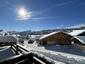 A snow-covered village with wooden buildings, a clear sky, and mountains in the background. - Renovated studio cabin in Les Saisies for 4 people, terrace (Les Saisies)