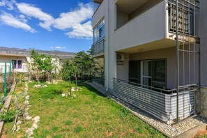 Property grounds - Idyllic apartment with parking space, WiFi, air conditioning, washing machine (Crikvenica)