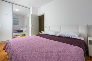 Desk, free WiFi, bed sheets - Idyllic apartment with parking space, WiFi, air conditioning, washing machine (Crikvenica)
