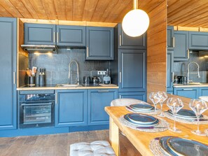 Coffee/tea maker, fridge, microwave, oven - Comfortable apartment for 6 in central Val-d'Isère with Wifi (Val-d'Isère)