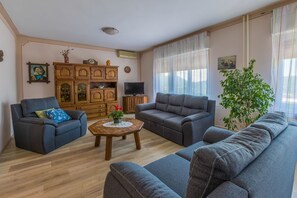 Living area - Dog-friendly apartment with private parking, BBQ area and large balcony (Grižane)