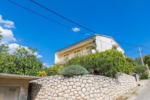 Exterior - Dog-friendly apartment with private parking, BBQ area and large balcony (Grižane)