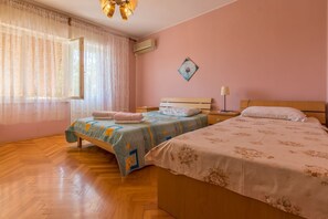 3 bedrooms, desk, free WiFi, bed sheets - Dog-friendly apartment with private parking, BBQ area and large balcony (Grižane)