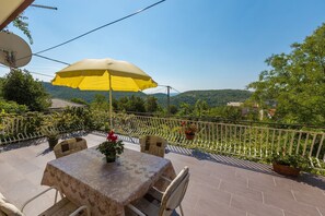 Outdoor dining - Dog-friendly apartment with private parking, BBQ area and large balcony (Grižane)