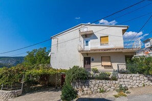 Exterior - Dog-friendly apartment with private parking, BBQ area and large balcony (Grižane)