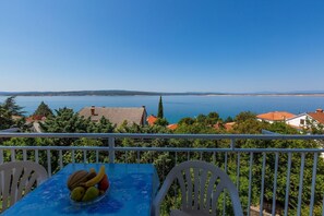 Outdoor dining - Charming apartment just 230 metres from the sandy beach with sea view, WiFi, parking space (Crikvenica)