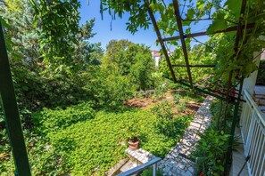 Property grounds - Charming apartment just 230 metres from the sandy beach with sea view, WiFi, parking space (Crikvenica)