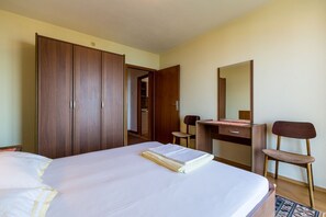 Desk, free WiFi, bed sheets - Charming apartment just 230 metres from the sandy beach with sea view, WiFi, parking space (Crikvenica)