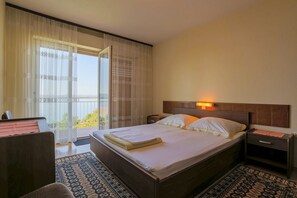 Desk, free WiFi, bed sheets - Charming apartment just 230 metres from the sandy beach with sea view, WiFi, parking space (Crikvenica)