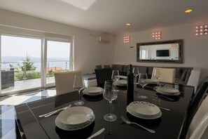 Dining - Dog-friendly and modern villa with private pool, sea view, BBQ area (Crikvenica)