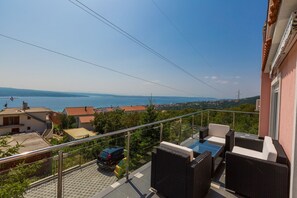 Terrace/patio - Dog-friendly and modern villa with private pool, sea view, BBQ area (Crikvenica)