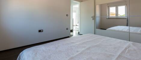 Bureau, accĂšs au Wi-Fi (inclus), literie fournie