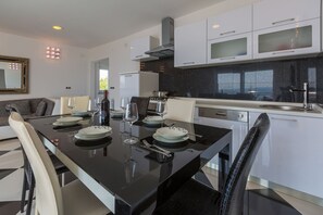 Fridge, microwave, stovetop, dishwasher - Dog-friendly and modern villa with private pool, sea view, BBQ area (Crikvenica)