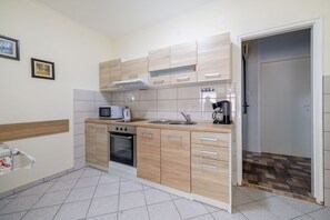 Fridge, microwave, stovetop, coffee/tea maker - Special apartment just 200 metres from the sandy beach with sea view, parking space, air conditioning (Crikvenica)