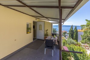 Outdoor dining - Special apartment just 200 metres from the sandy beach with sea view, parking space, air conditioning (Crikvenica)