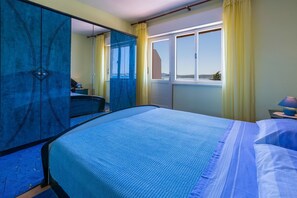 Desk, free WiFi, bed sheets - Special apartment just 200 metres from the sandy beach with sea view, parking space, air conditioning (Crikvenica)