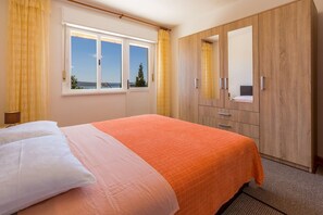 Desk, free WiFi, bed sheets - Picturesque apartment just 200 metres from the sandy beach Sea view, parking space, air conditioning (Crikvenica)