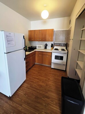Private kitchen - WorkStay Lodging - Kincaid SK (Kincaid)