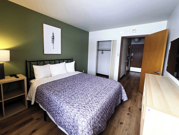 Comfort Apartment, 1 Bedroom, Non Smoking, Patio | Laptop workspace, iron/ironing board, free WiFi - WorkStay Lodging - Kincaid SK (Kincaid)