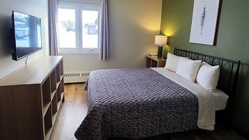 Laptop workspace, iron/ironing board, free WiFi