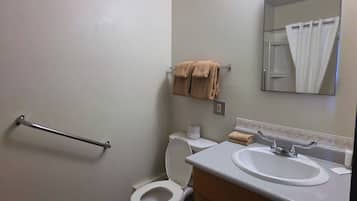 Leilighet – comfort, 1 soverom, ikke-røyk, terrasse | Bad | Håndklær, såpe, sjampo og toalettpapir