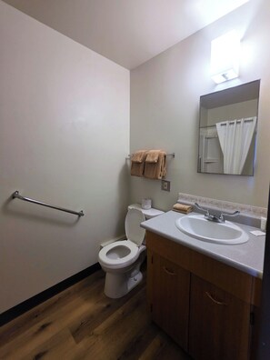 Bathroom - WorkStay Lodging - Kincaid SK (Kincaid)