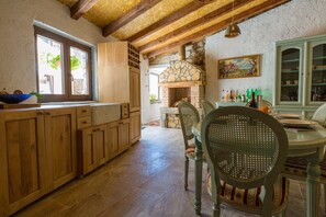 Dining - Fantastic stone house with private pool, sea view, 4 parking spaces, barbecue area, washing machine (Bribir)