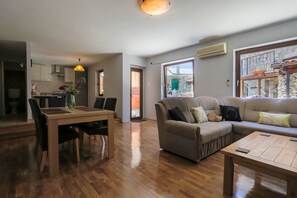 Living area - Fantastic stone house with private pool, sea view, 4 parking spaces, barbecue area, washing machine (Bribir)