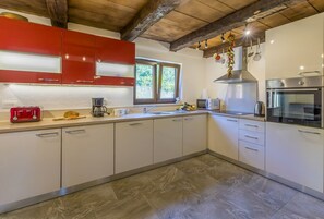 Réfrigérateur, micro-ondes, plaque de cuisson, cafetière/bouilloire