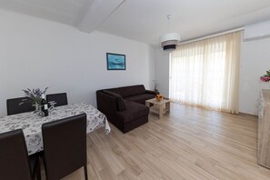 Living area - Impressive apartment just 400 metres from the sandy beach with panoramic views (Crikvenica)