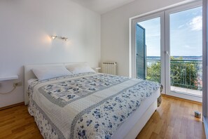Desk, free WiFi, bed sheets - Cosy apartment just 250 metres from the beach with sea view, private parking, WiFi (Dramalj)