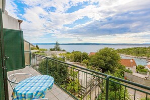 Outdoor dining - Cosy apartment just 250 metres from the beach with sea view, private parking, WiFi (Dramalj)