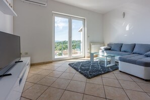 Living area - Cosy apartment just 250 metres from the beach with sea view, private parking, WiFi (Dramalj)