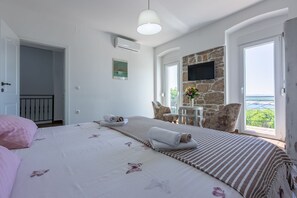 Desk, free WiFi, bed sheets