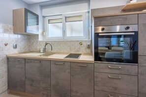 Refrigerador, parrilla de estufa y cafetera y tetera 