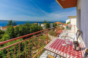 Property grounds - Impressive apartment just 200 metres from the sandy beach with panoramic views (Crikvenica)