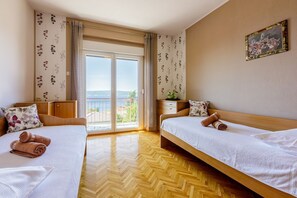 Desk, free WiFi, bed sheets - Impressive apartment just 200 metres from the sandy beach with panoramic views (Crikvenica)