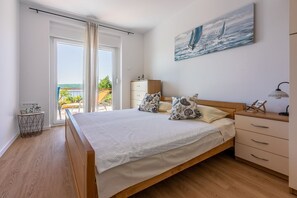 Escritorio, wifi gratis y ropa de cama 
