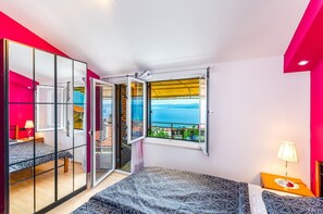 Desk, free WiFi, bed sheets - Bright apartment just 500 metres from the beach with sea view, parking space, washing machine (Crikvenica)