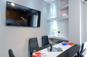 Dining - Bright apartment just 500 metres from the beach with sea view, parking space, washing machine (Crikvenica)