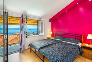 Desk, free WiFi, bed sheets - Bright apartment just 500 metres from the beach with sea view, parking space, washing machine (Crikvenica)