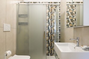 Suihku, ilmaiset hygieniatuotteet, hiustenkuivaaja, kylpytakit