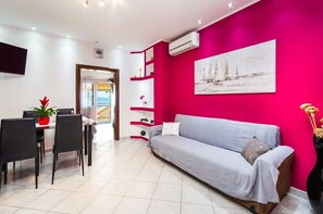 Living area - Light-filled apartment just 500 metres from the beach with sea views, barbecue, parking, WiFi (Crikvenica)