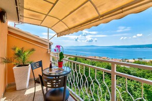 Outdoor dining - Light-filled apartment just 500 metres from the beach with sea views, barbecue, parking, WiFi (Crikvenica)