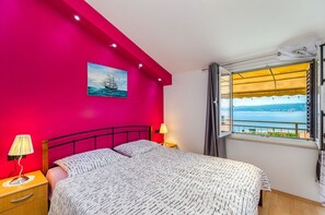 Desk, free WiFi, bed sheets - Light-filled apartment just 500 metres from the beach with sea views, barbecue, parking, WiFi (Crikvenica)